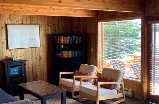 Beautiful Lakefront Cabin on Sheridan Lake bay