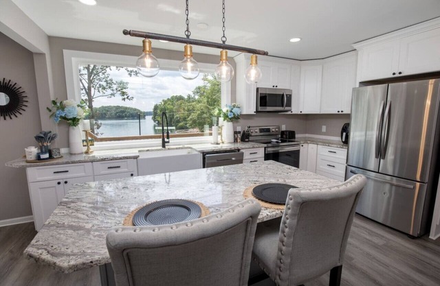 Beautiful Lakefront Home on Lake Keowee w/dock