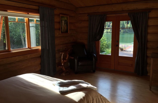 Beautiful lakefront log cabin retreat