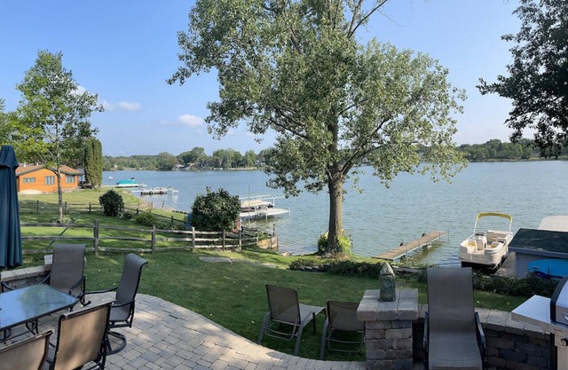 Beautiful Lakehouse sleeps 12.Fibre!Boat,fish,kayak,hot tub,pets.Wilmot ski,tube