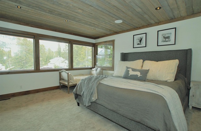 Beautiful large home in the heart of Banff, walking distance to everything.