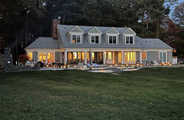 Beautiful Large 3 Bdrm Luxury suites with outdoor pool & spa, close walk to town