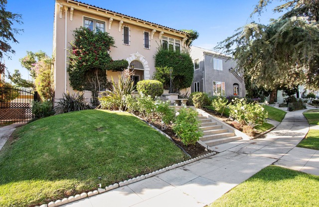 Beautiful, light filled top floor suite with hardwood floors+ downtown view!