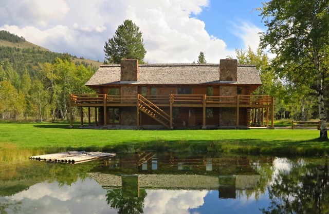 Beautiful log cabin on 4 acres of private wilderness with stunning mountain view