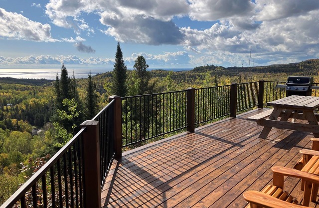 Beautiful Log Cabin, Stunning Lake Superior & Tettegouche view, private