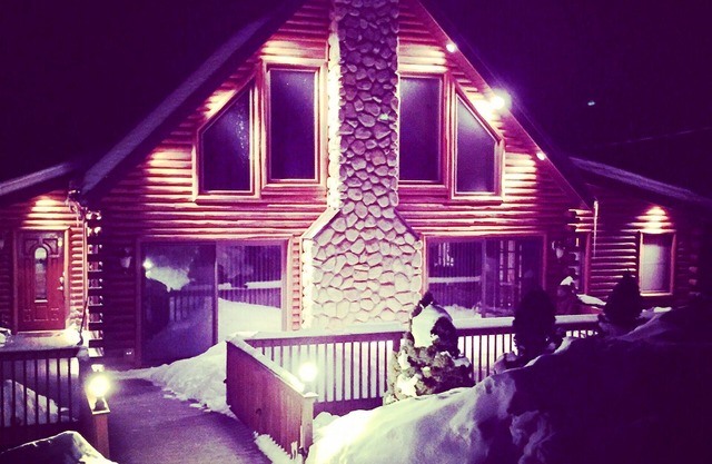Beautiful Log Cabin in The Hideout
