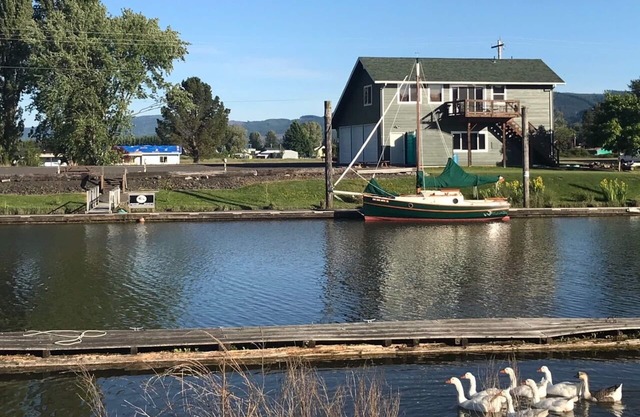 Beautiful Lower Columbia Hamlet On The Water