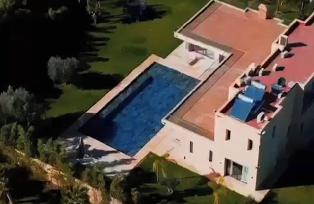 Beautiful Luxury Villa with Swimming Pool, Peace and Serenity