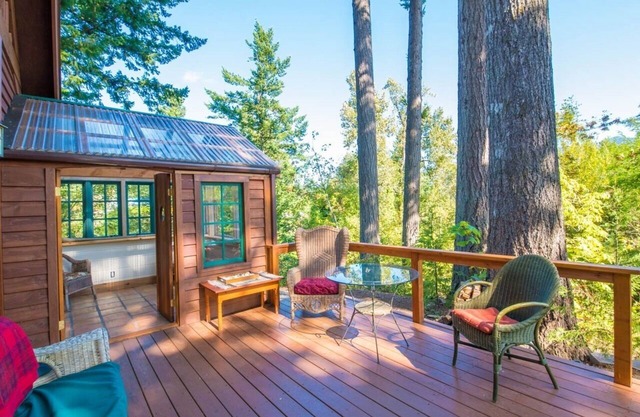 Beautiful modern cabin in the heart of the breathtaking Columbia River Gorge.