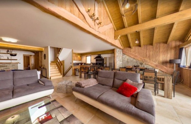 Beautiful modern chalet in Les Menuires - Ski-in Ski-out location