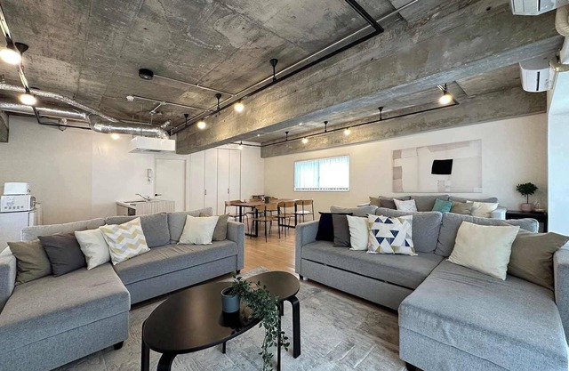 Beautiful Modern Apt City Center for 10Ppl