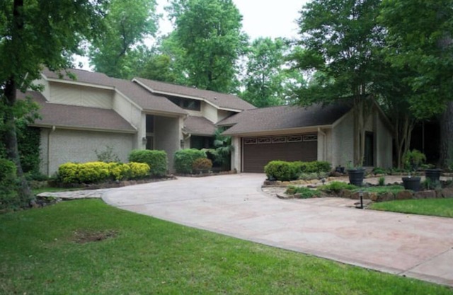 BEAUTIFUL, MODERN, RESORT STYLE HOME IN GATED, GOLF COMMUNITY ON LAKE CONROE