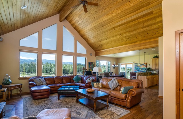 Beautiful Mountain Home, 2 Miles to Ski Resort, Hot Tub, and Dog Friendly.