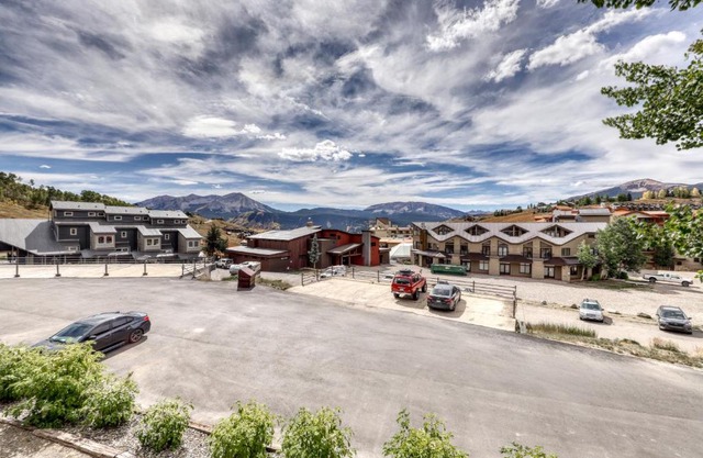 Beautiful Mountain View Condo