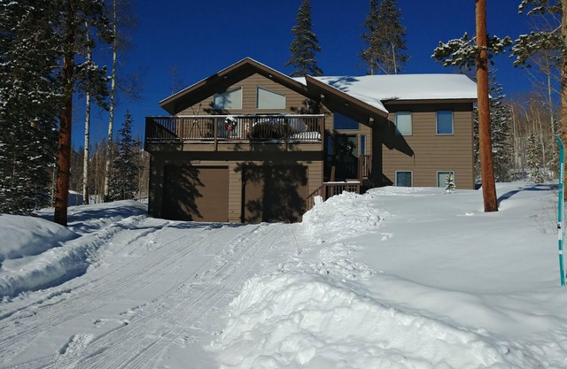 Beautiful Mountain views, 5 ski areas, Nat'l forest hiking, biking, lakes.