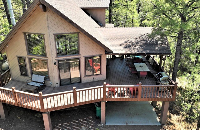 Beautiful Naughty Pines Lodge! 2 Masters, Loft & large deck in Munds Park!