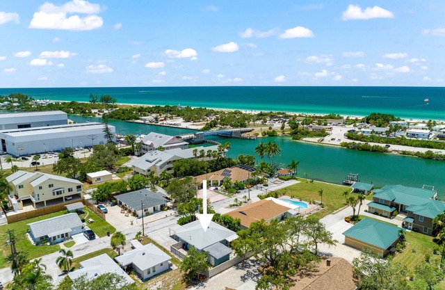 Beautiful Nokomis Beach Cottage. Walk to Beach w/Tranquil & Private Patio