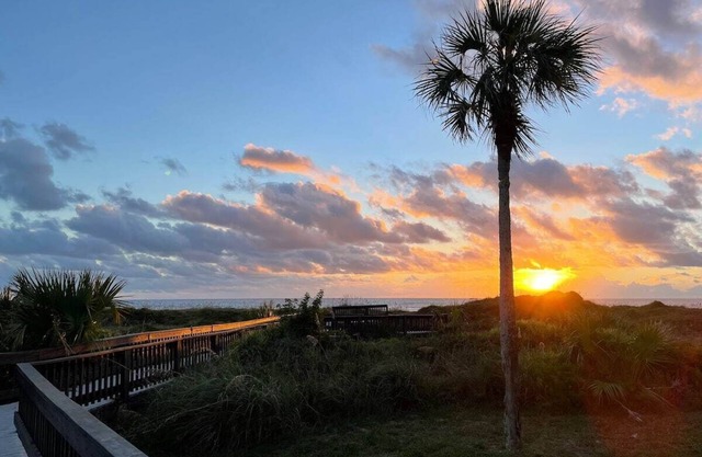 BEAUTIFUL OCEAN VIEW 2 BEDROOM CONDO WITH POOL