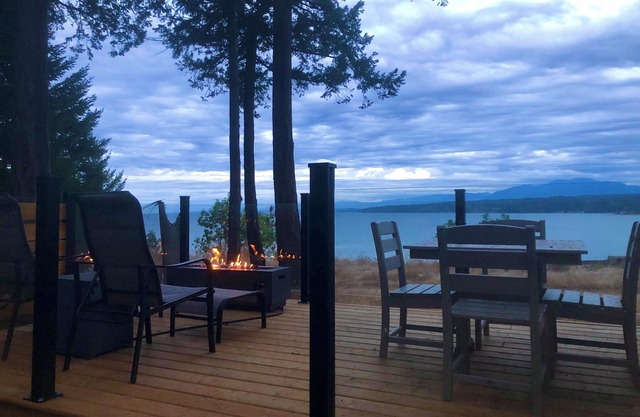 Beautiful Oceanfront ‘Cottage’ - Breathtaking Views,Beach,Pet Friendly,Fireplace