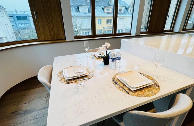 Beautiful one bedroom w balcony&parking