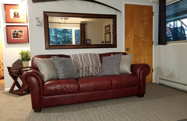 Beautiful one bedroom Apt, Fully Furnished With Private Entrance.Ground floor .