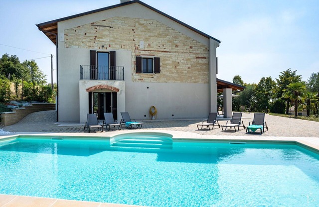 Beautiful private villa for 14 people with private pool, A/C, WIFI, TV and terrace