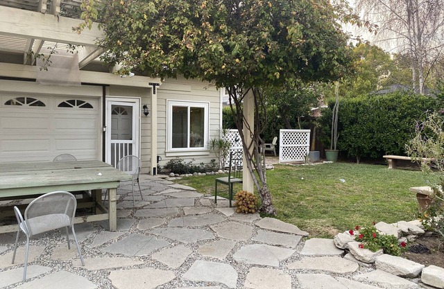 Beautiful Pasadena Neighborhood- Detached Guest House with Garden