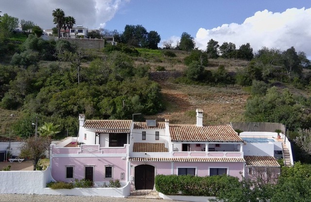 Beautiful Portuguese farmhouse. All modern facilities, secluded, A/C, Pool