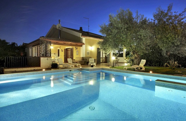 Beautiful private villa for 8 people with WIFI, private pool, A/C and TV