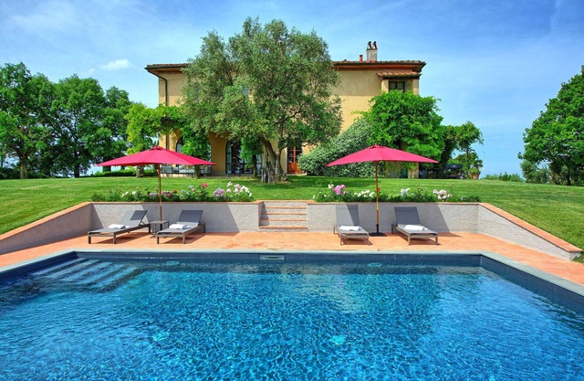 Beautiful private villa for 12 guests with WIFI, private pool, A/C, patio and panoramic view