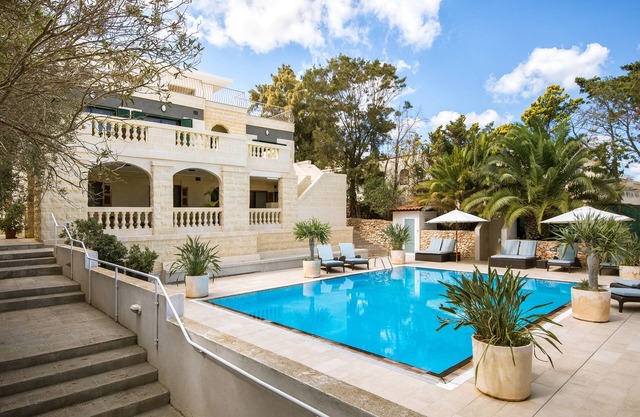 Beautiful private 5 bedroom Villa with indoor & outdoor pools, A/C, BBQ