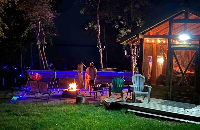Beautiful Private Lakefront Log Cabin in the Woods