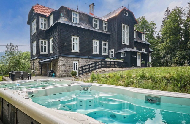 Beautiful private villa for 30 people with WIFI, hot tub, TV, terrace, panoramic view and parking