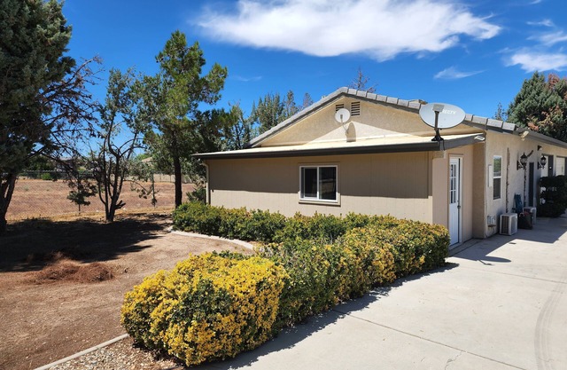 Beautiful Private Guesthouse right off Freeway w/Full Kitchen