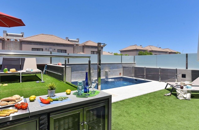 Beautiful private villa for 8 people with private pool, WIFI, A/C, TV and pets allowed
