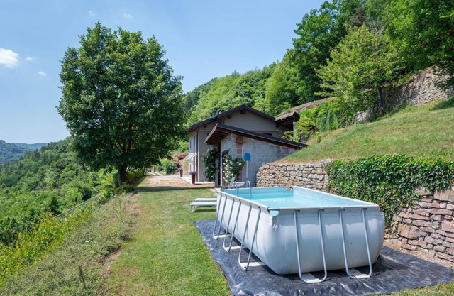 Beautiful private villa for 6 people with private pool, WIFI, TV, patio and pets allowed