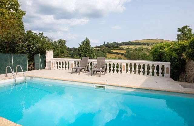 Beautiful private villa for 4 guests with private pool, WIFI, TV, patio, panoramic view and park.