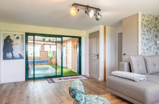 Beautiful private villa for 6 guests with private pool, WIFI, TV, terrace, pets allowed and park.