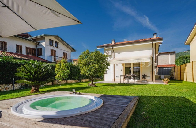Beautiful private villa for 4 people with hot tub, A/C, WIFI
