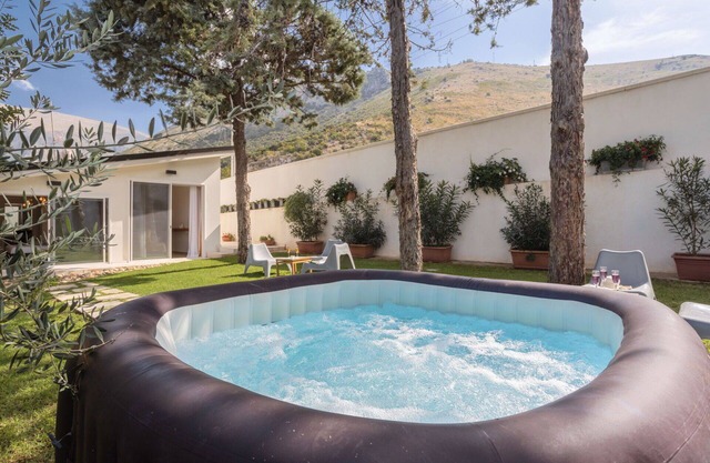 Beautiful private villa for 4 guests with WIFI, A/C, hot tub and TV