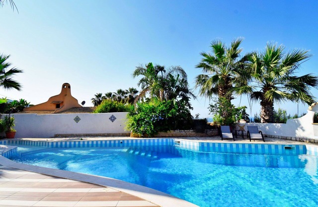 Beautiful private villa with private pool, A/C, hot tub, WIFI, TV, terrace and panoramic view
