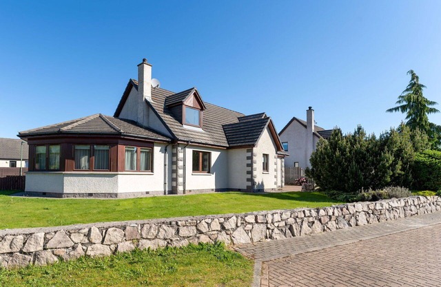 Beautiful private villa for 14 guests with WIFI, hot tub, TV, patio and pets allowed