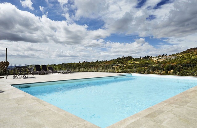 Beautiful private villa with private pool, WIFI, TV, pets allowed and parking, close to Arezzo