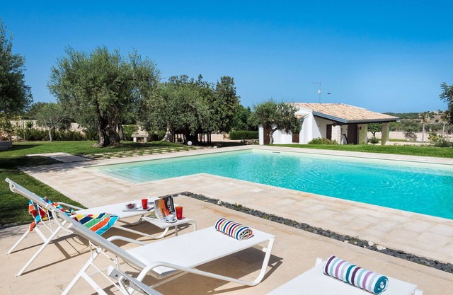 Beautiful private villa for 10 people with WIFI, A/C, private pool, TV, patio and parking