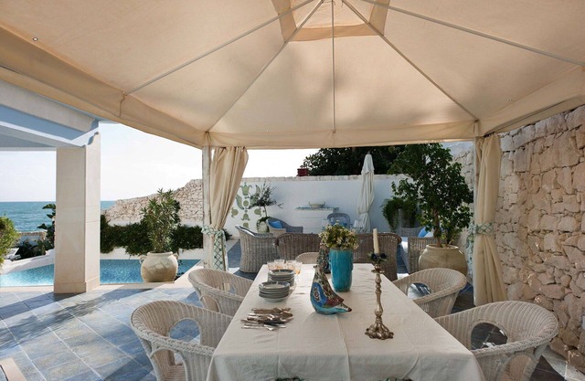 Beautiful private villa for 14 guests with A/C, WIFI, private pool, terrace and parking