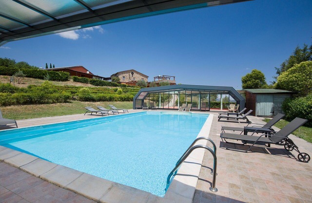 Beautiful private villa for 20 people with pool, WIFI, A/C, TV, patio and pets allowed