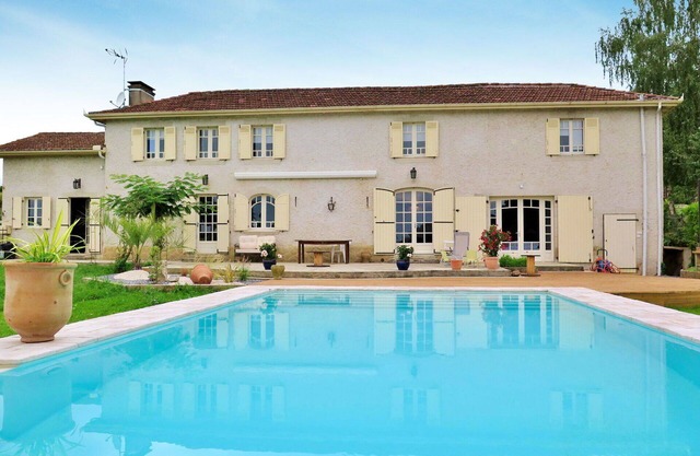 Beautiful private villa for 9 guests with WIFI, private pool, A/C, TV and terrace
