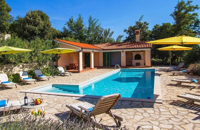 Beautiful private villa for 10 people with pool, A/C, WIFI, TV and terrace