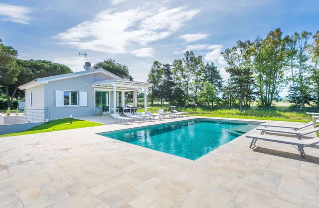 Beautiful private villa with private pool, WIFI, A/C, TV, terrace, pets allowed and parking