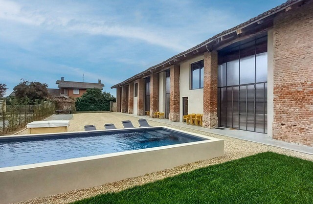 Beautiful private villa for 14 guests with WIFI, A/C, private pool, hot tub, TV, patio and parking